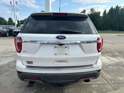 Used 2018 Ford Explorer XLT w/ Equipment Group 202A FWD image 4