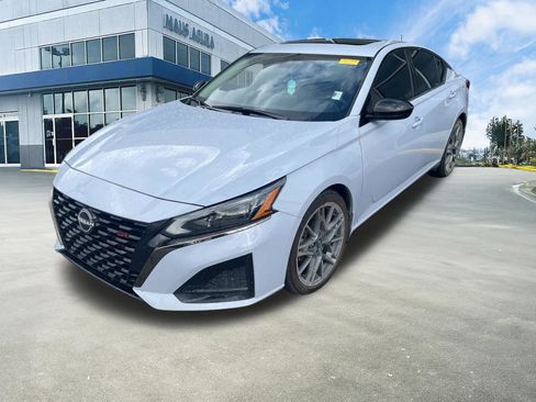 Used 2023 Nissan Altima 2.5 SR w/ SR Premium Package FWD image 3