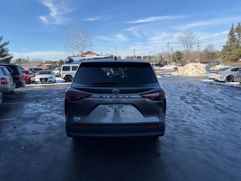 Used 2021 Toyota Sienna LE image 7
