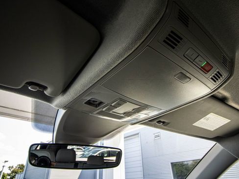 Used 2023 Volkswagen Tiguan SE image 31