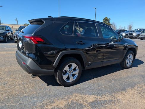 Used 2021 Toyota RAV4 LE image 4
