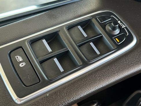 Used 2019 Jaguar F-PACE Prestige image 42