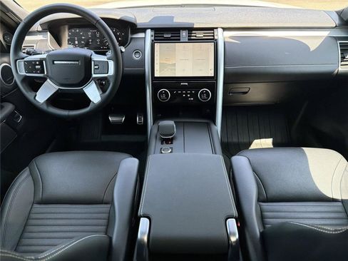 Used 2024 Land Rover Discovery Dynamic SE AWD/4WD image 9