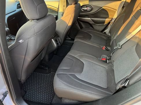 Used 2019 Jeep Cherokee Latitude w/ Cold Weather Group AWD/4WD image 23