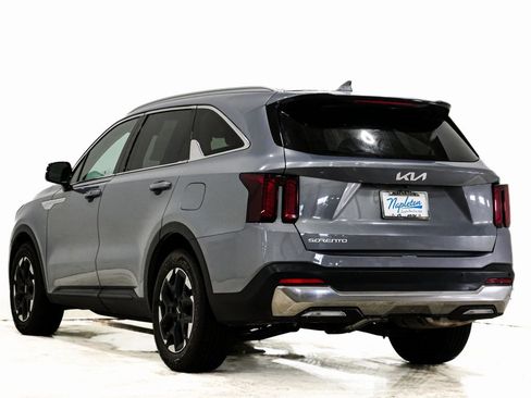 Used 2024 Kia Sorento S image 8