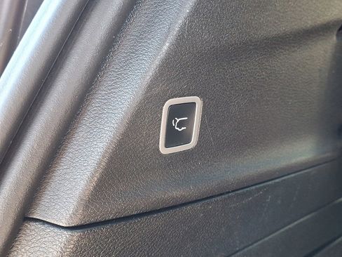 Used 2019 Chrysler Pacifica Limited FWD image 8