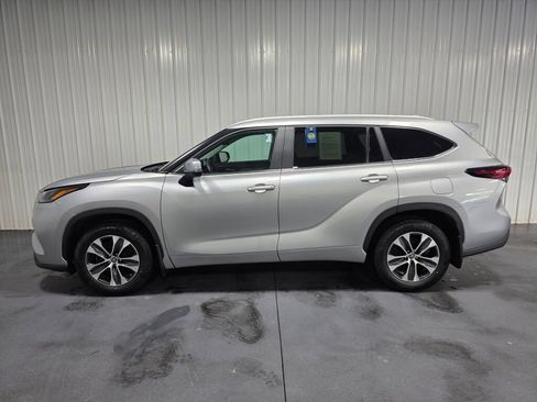 Used 2024 Toyota Highlander XLE AWD/4WD image 4