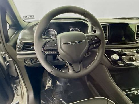 New 2026 Chrysler Pacifica Limited FWD image 11