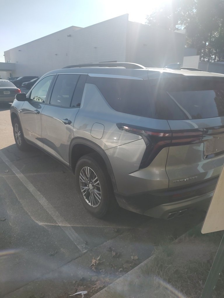 Used 2025 Chevrolet Traverse LT FWD image 4