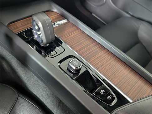 Used 2024 Volvo XC60 B5 Plus image 19