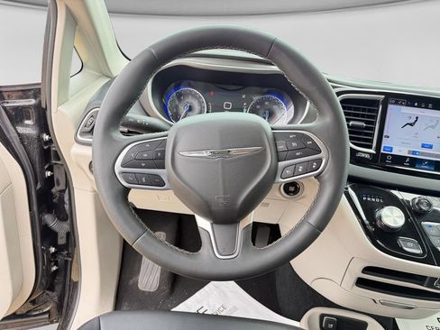 Used 2024 Chrysler Pacifica Touring-L FWD image 15