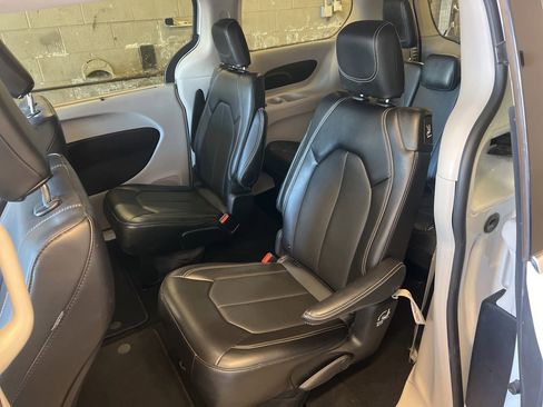 Used 2024 Chrysler Pacifica Touring-L FWD image 17