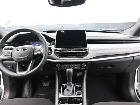 Used 2025 Jeep Compass Sport image 17