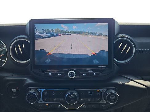 Used 2020 Jeep Gladiator Overland AWD/4WD image 22