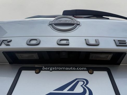 Used 2025 Nissan Rogue SV AWD/4WD image 12