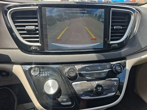Used 2023 Chrysler Pacifica Touring-L FWD image 24