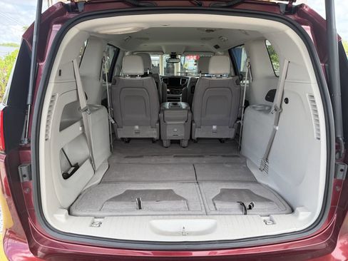 Used 2017 Chrysler Pacifica Touring-L Plus FWD image 13