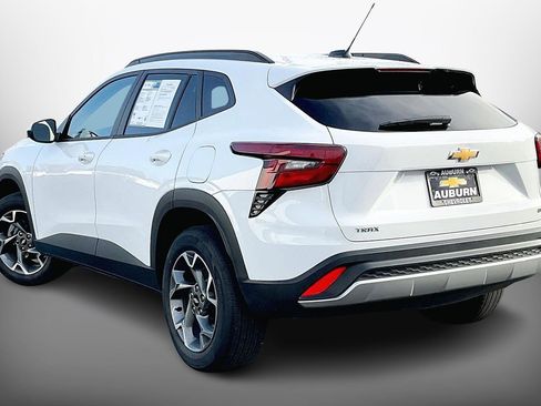 Certified 2025 Chevrolet Trax LT w/ LT Convenience Package image 11