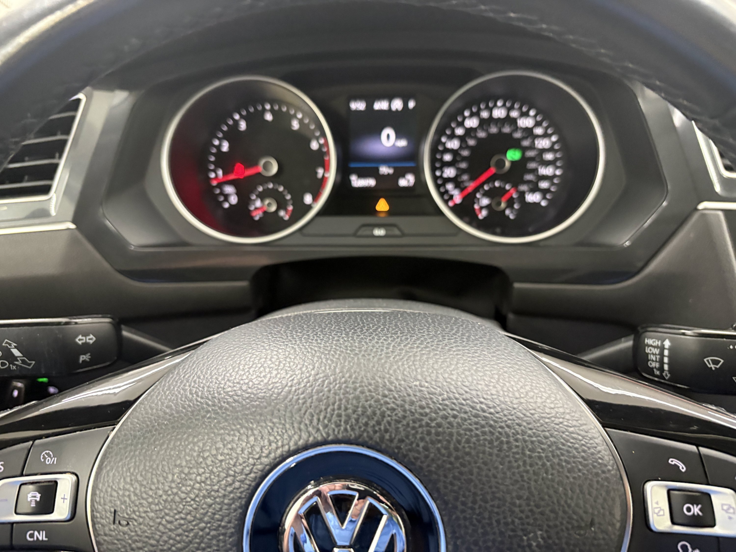 Used 2018 Volkswagen Tiguan SEL AWD/4WD image 32
