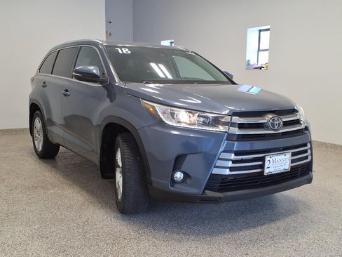 Used 2018 Toyota Highlander Limited V6 w/ 3rd Row AWD/4WD image 3