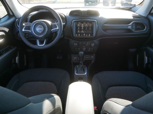 Used 2023 Jeep Renegade Latitude AWD/4WD image 10