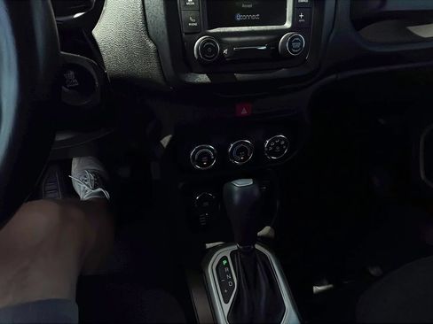Used 2017 Jeep Renegade Latitude AWD/4WD image 12