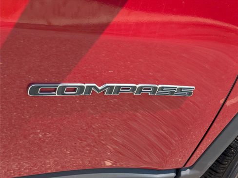 Used 2018 Jeep Compass Latitude w/ Popular Equipment Group AWD/4WD image 9