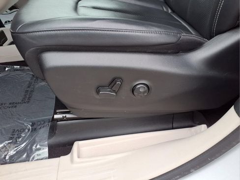 Used 2024 Chrysler Pacifica Touring-L FWD image 22