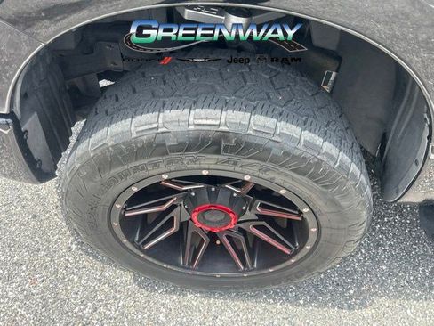Used 2019 Nissan Titan SV w/ SV Convenience Package RWD image 2