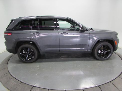Used 2025 Jeep Grand Cherokee Limited w/ Black Appearance Package AWD/4WD image 8