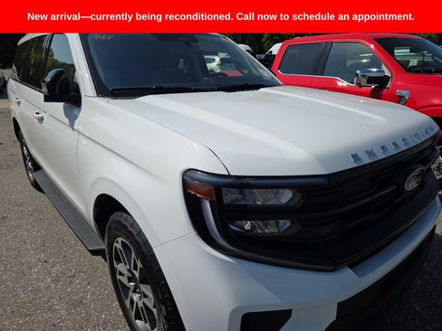 Used 2025 Ford Expedition Active AWD/4WD image 2