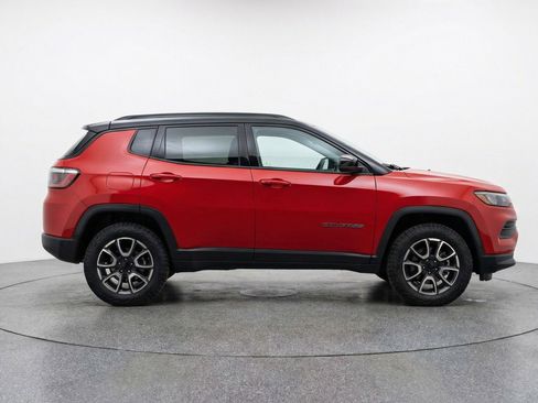 Used 2025 Jeep Compass Trailhawk AWD/4WD image 11