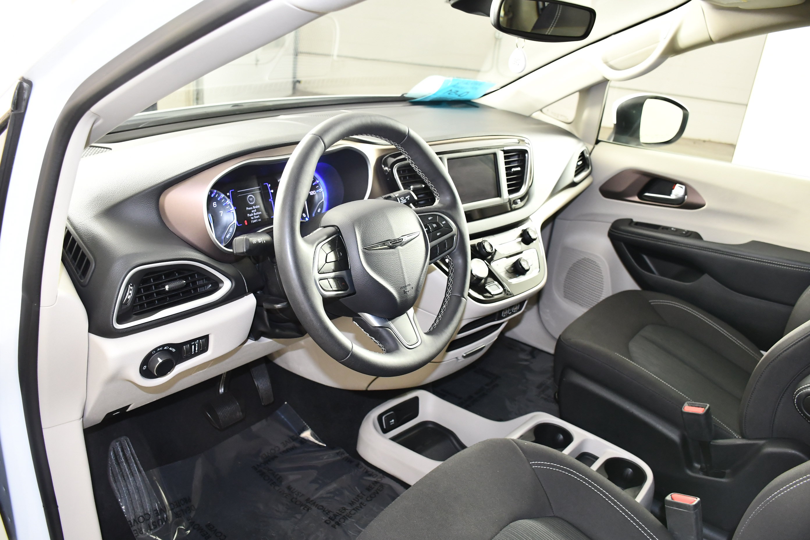 Used 2023 Chrysler Voyager LX FWD image 2