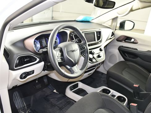 Used 2023 Chrysler Voyager LX FWD image 2