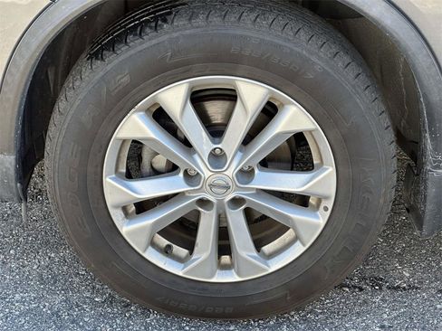Used 2016 Nissan Rogue SV image 9