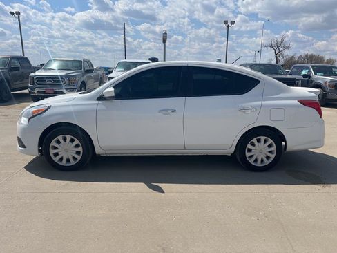 Used 2018 Nissan Versa SV FWD image 5