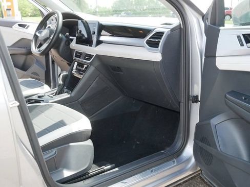 Certified 2025 Volkswagen Taos SE AWD/4WD image 20