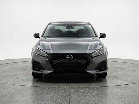 Used 2025 Nissan Altima 2.5 SV FWD image 2