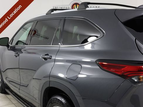 Used 2022 Toyota Highlander XLE AWD/4WD image 49