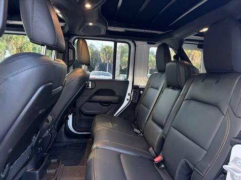 Used 2025 Jeep Wrangler Unlimited Sahara AWD/4WD image 7