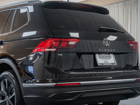 Used 2022 Volkswagen Tiguan SE w/ Panoramic Sunroof Package FWD image 6