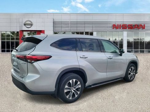 Used 2022 Toyota Highlander XLE AWD/4WD image 5