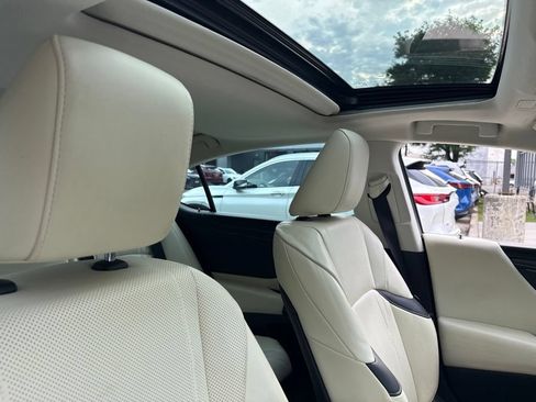 Used 2022 Lexus ES 300h w/ Luxury Package FWD image 10