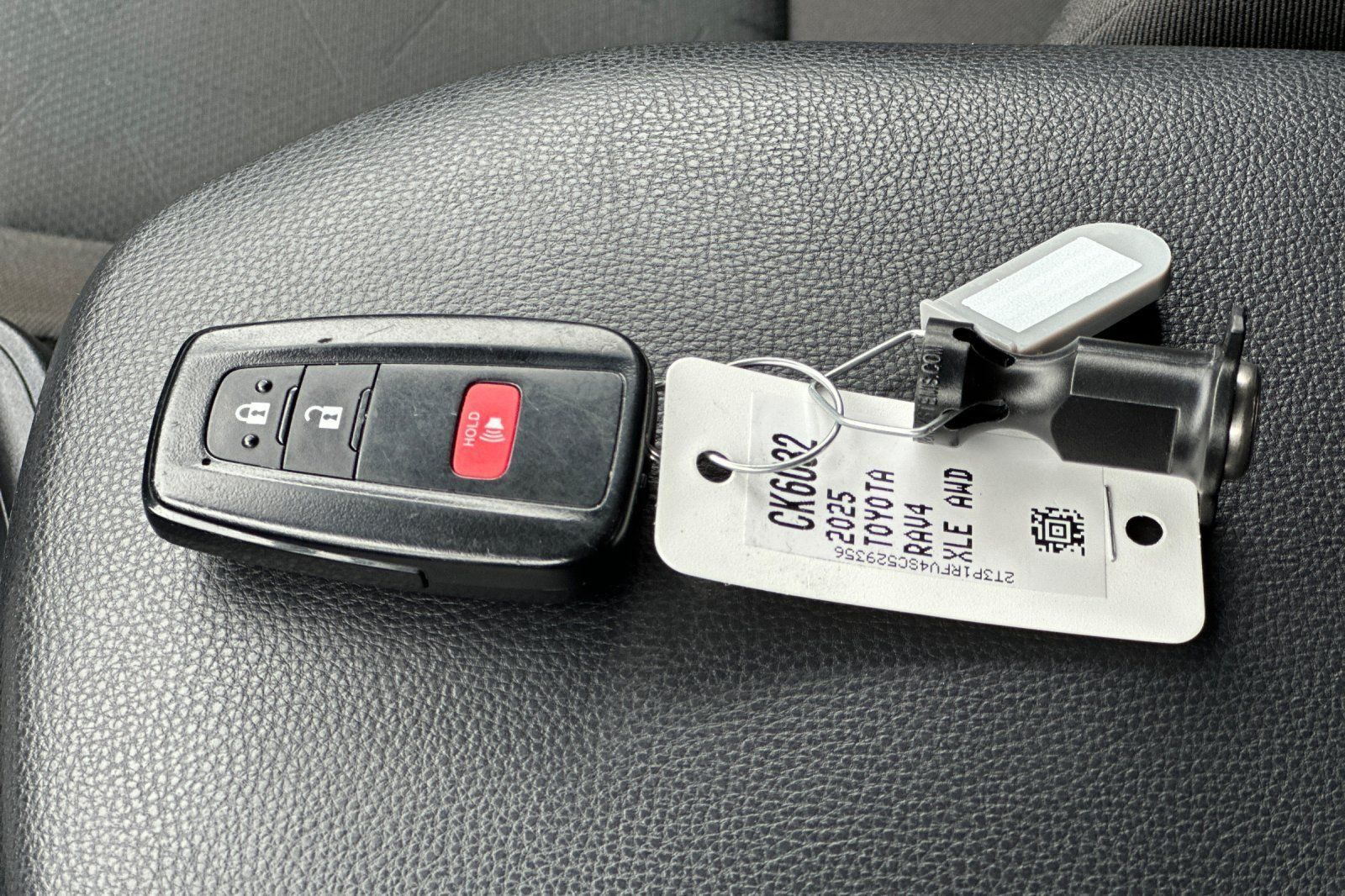 Used 2025 Toyota RAV4 XLE AWD/4WD image 32