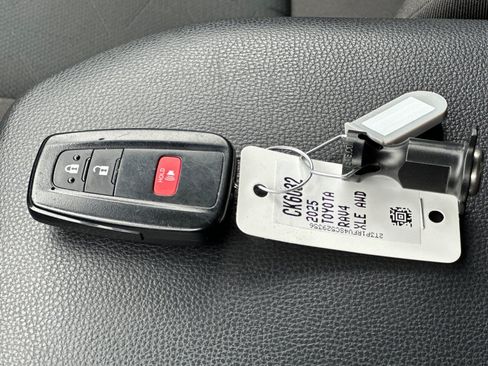 Used 2025 Toyota RAV4 XLE AWD/4WD image 32