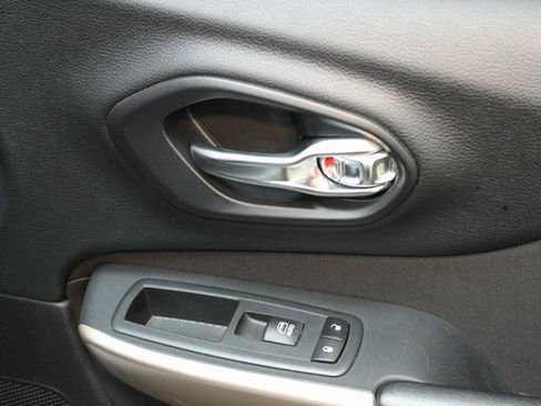 Used 2017 Jeep Cherokee Latitude w/ Comfort & Convenience Group image 9