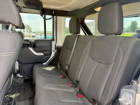 Used 2017 Jeep Wrangler Unlimited Sahara AWD/4WD image 13
