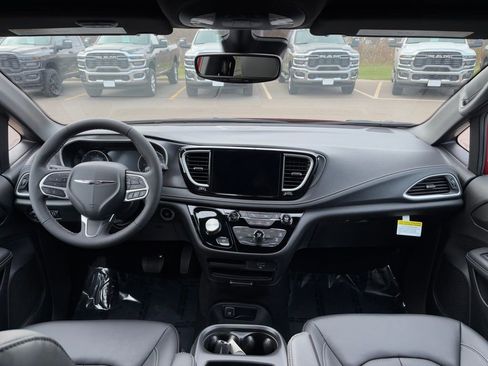 New 2026 Chrysler Pacifica Select image 15