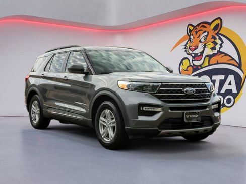 Used 2024 Ford Explorer XLT w/ Equipment Group 202A RWD image 3