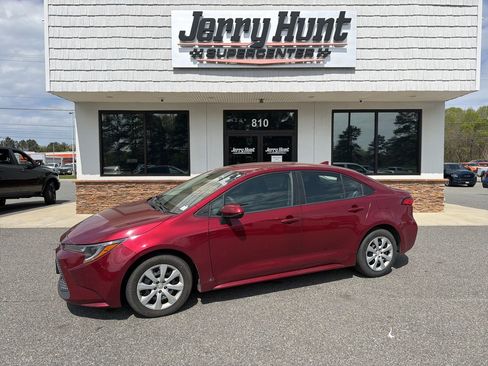 Used 2022 Toyota Corolla LE image 1